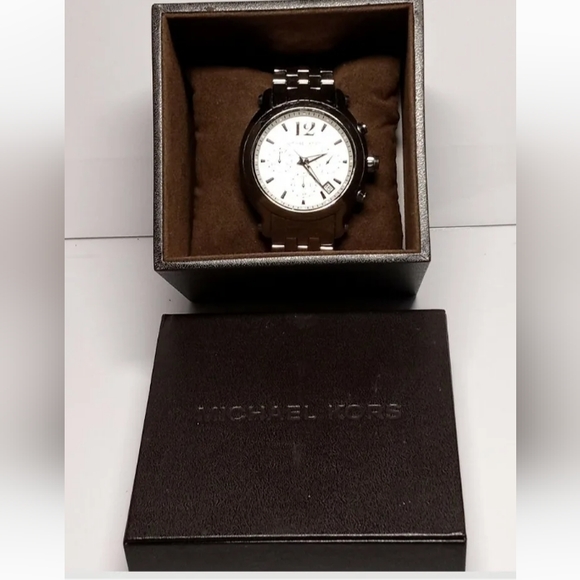 Michael Kors women's Silver Tone Chronograph w Date Oversized Quartz Watch. - Picture 9 of 9